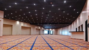A large, empty hotel room with a patterned carpet, a curved ceiling with recessed lighting, and a view of the corridor. - Hotel Tibisay Maracaibo (Maracaibo)