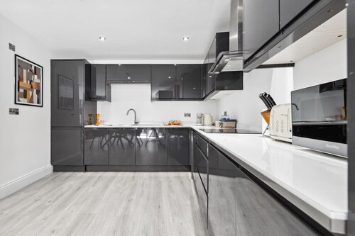 Stunning 4BR | 30% OFF | Tower Hill