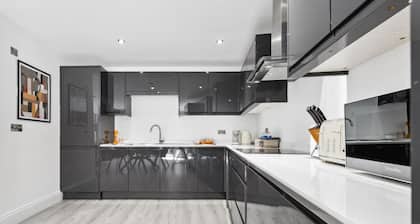 Stunning 4BR | 30% OFF | Tower Hill