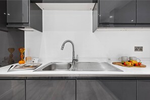 Wasserkocher mit Kaffee-/Teezubehör, Kühlschrank, Mikrowelle, Ofen