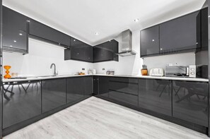 Wasserkocher mit Kaffee-/Teezubehör, Kühlschrank, Mikrowelle, Ofen