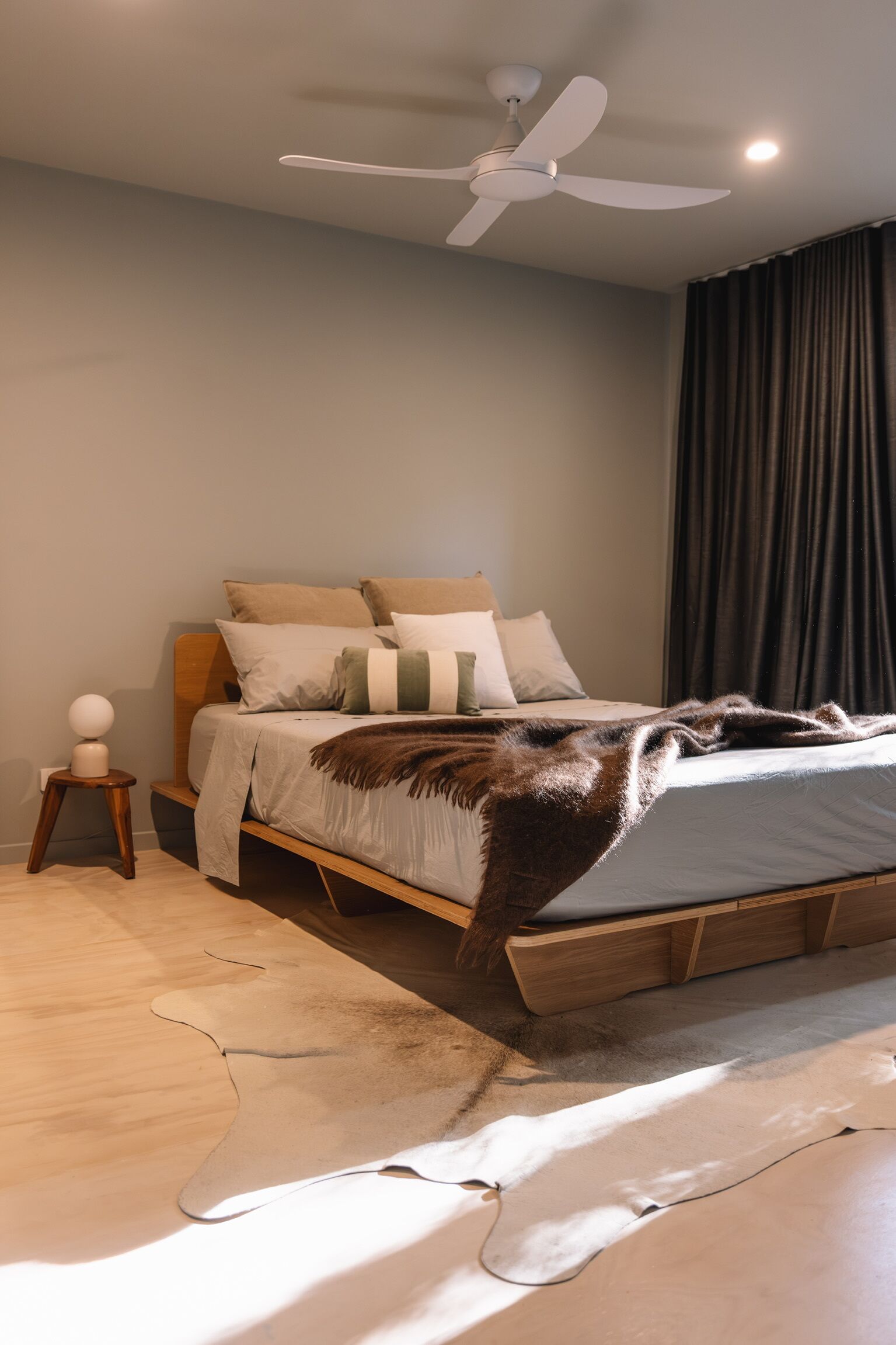 2 chambres, fer et planche à repasser, lit de bébé portatif