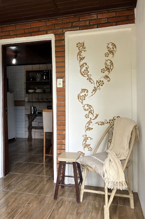 Interior - Enjoy nature just 50m from the beach at Chalé Cutia. (Florianópolis)