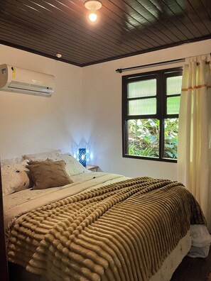 Free WiFi, bed sheets - Enjoy nature just 50m from the beach at Chalé Cutia. (Florianópolis)