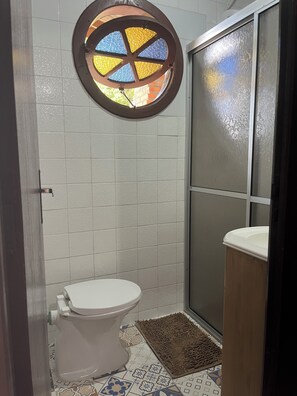 Shower, hair dryer, towels, toilet paper - Enjoy nature just 50m from the beach at Chalé Cutia. (Florianópolis)