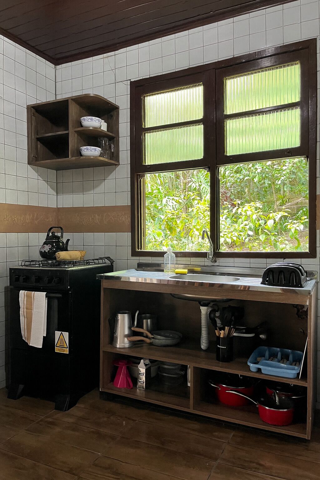Fridge, oven, stovetop, electric kettle