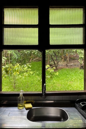 Interior - Enjoy nature just 50m from the beach at Chalé Cutia. (Florianópolis)