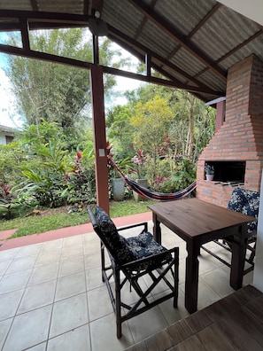 Outdoor dining - Enjoy nature just 50m from the beach at Chalé Cutia. (Florianópolis)