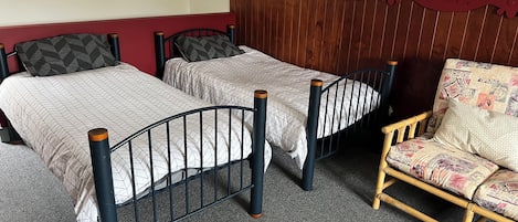 3 bedrooms, iron/ironing board, WiFi, bed sheets