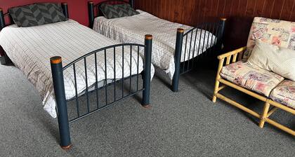 Spacious Retreat with Hot Tub. Great for families!