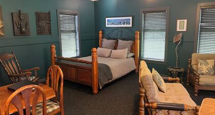 Spacious Retreat with Hot Tub. Great for families!