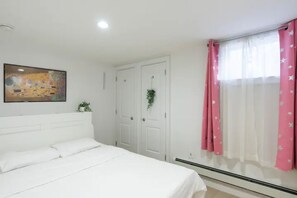 4 bedrooms, iron/ironing board, Internet, bed sheets