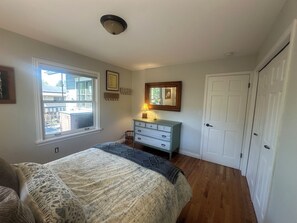 A bedroom with a bed, dresser, and a window. - Large 3+bdr, 2 bth, Boulder Retreat: Hot Tub, Flatiron Views & Close to downtown (Boulder)