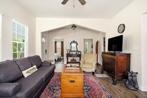 Living area - Coming to the Horse Show?  Stay with us! (Aiken)