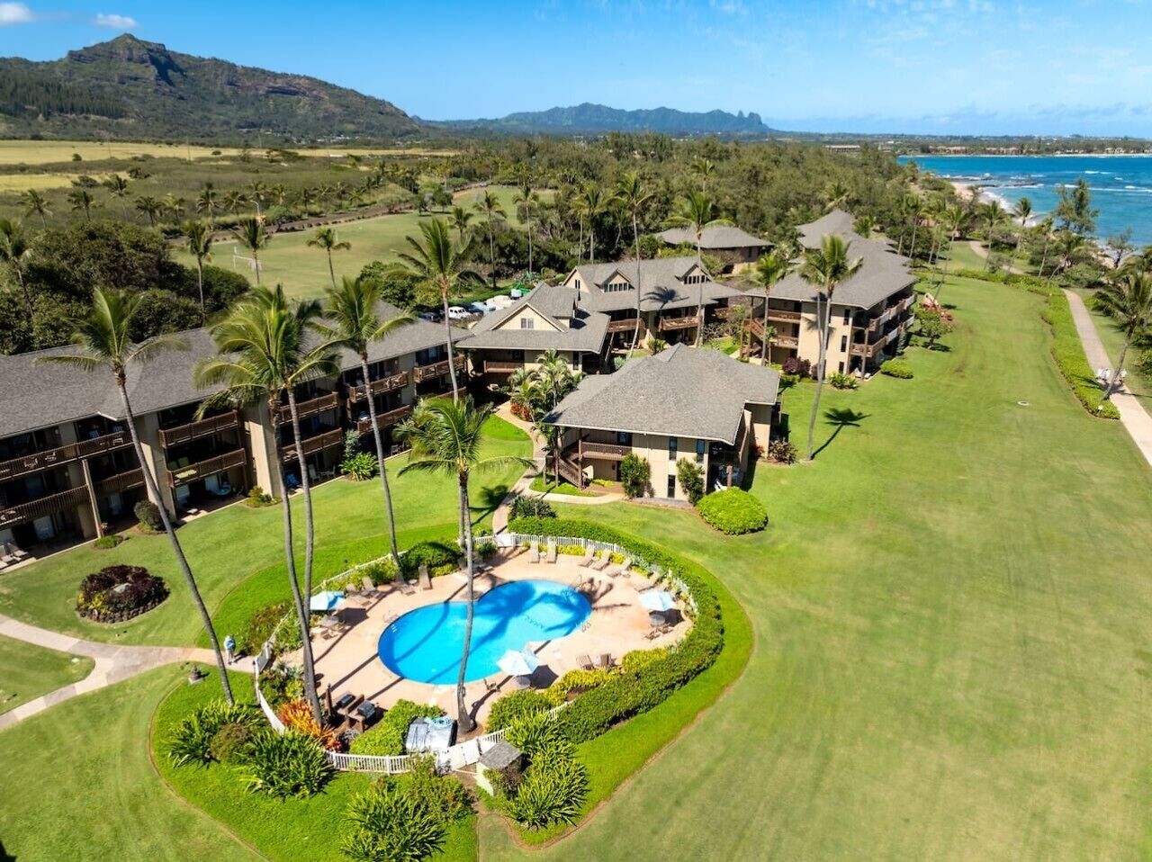 Ein Resort mit mehreren Gebäuden, einem Pool und Blick auf den Ozean.