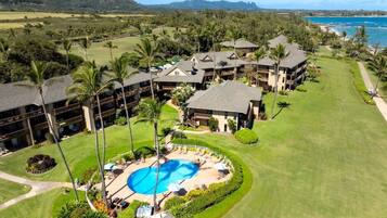 Ein Resort mit mehreren Gebäuden, einem Pool und Blick auf den Ozean.