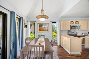 Dining - Top-Floor Oceanfront 2BR / Incredible Sunrise View (Lihue)