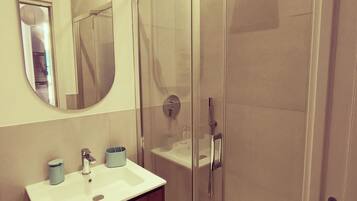Shower, hair dryer, bidet, towels