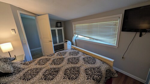 Cozy 2-bedroom  lakefront cottage on Seneca Lake. Level lot.