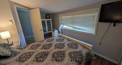 Cozy 2-bedroom lakefront cottage on Seneca Lake. Level lot.