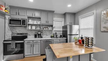 Coffee/tea maker, fridge, microwave, oven