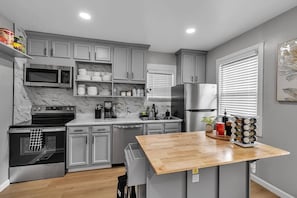 Coffee/tea maker, fridge, microwave, oven - Walk to Falls l Huge l 6 BDRM l 3.5 Bath l Remodel (Niagara Falls)