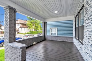 Terrace/patio - Walk to Falls l Huge l 6 BDRM l 3.5 Bath l Remodel (Niagara Falls)