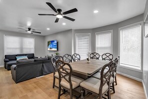 Dining - Walk to Falls l Huge l 6 BDRM l 3.5 Bath l Remodel (Niagara Falls)