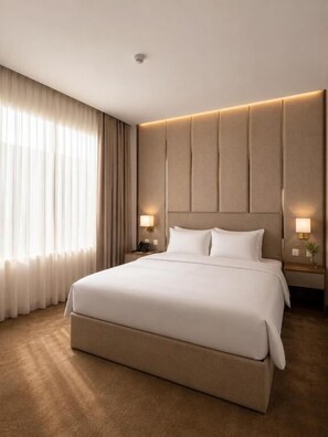Una habitación de hotel con una cama grande, un cabecero con iluminación integrada, una mesita de noche con lámpara y una ventana con cortinas.