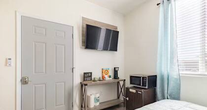 Cozy 1-bedroom studio in charming Livingston with AC