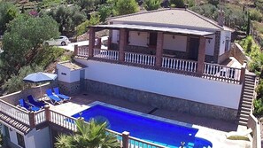 A two-story house with a swimming pool, a balcony, and a car parked nearby. - Casa Miranda Cómpeta by Ruralidays (Málaga)