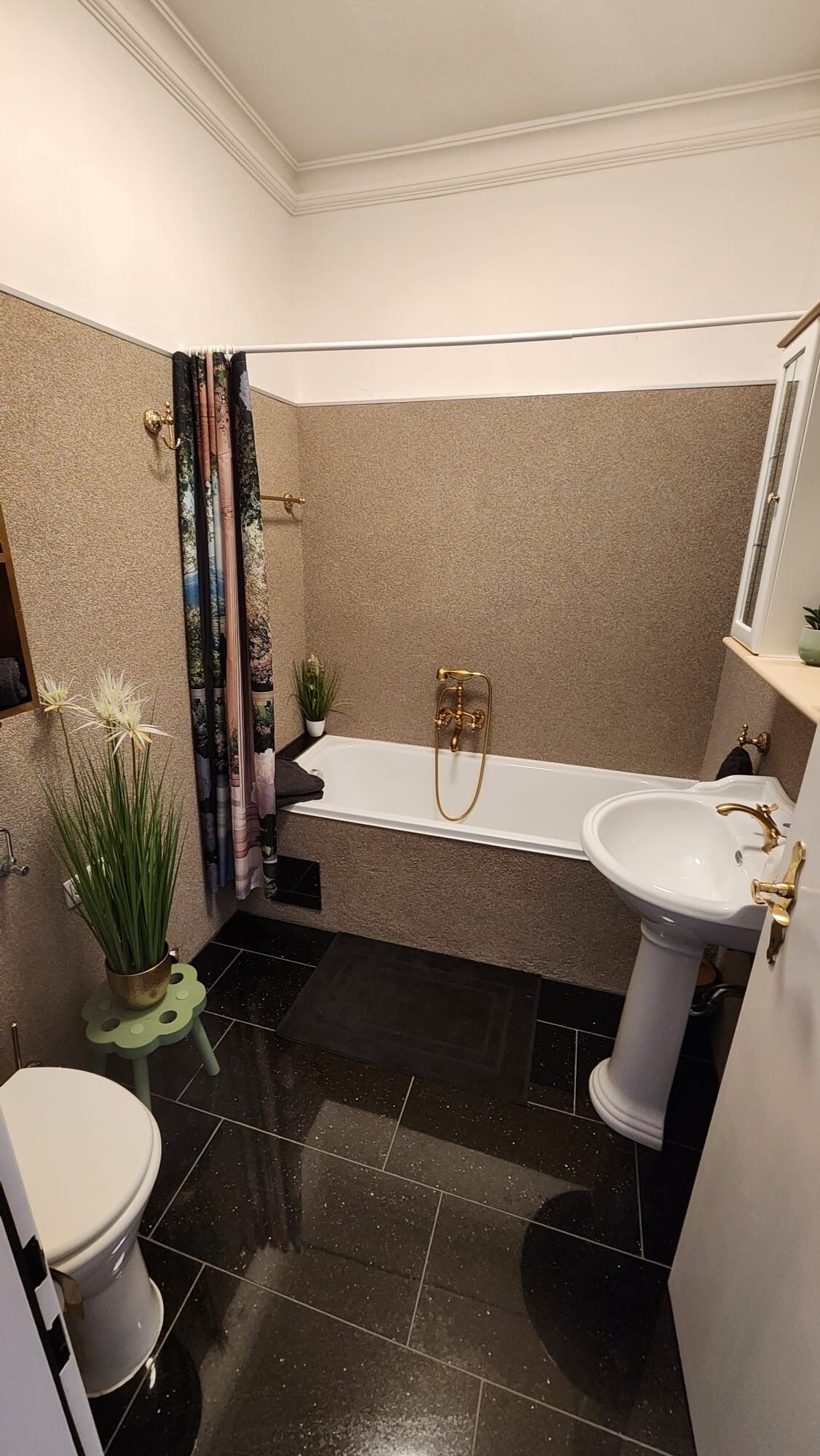 Haartrockner, Handtücher, Seife, Toilettenpapier