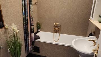Haartrockner, Handtücher, Seife, Toilettenpapier