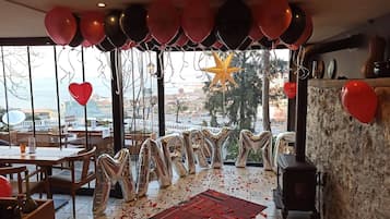 Une chambre avec vue sur la mer, des ballons et une décoration en forme d’étoile.