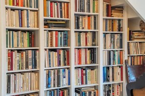 A bookshelf filled with books. - Grand Appartement Familial Vue Port avec Piscine (Arzon)