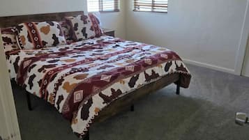 Tabla de planchar con plancha, wifi y ropa de cama