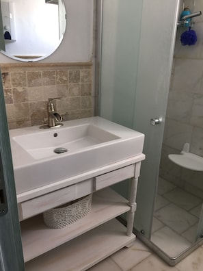 Haartrockner, Bidet, Handtücher, Seife