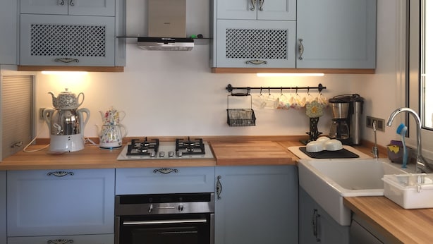 A modern kitchen with grey cabinets, a gas stove, a built-in oven, and a sink. - Spacious 4-bedroom home-sleeps 9 with AC in all rooms-3 minutes from the sea! (Çeşme)
