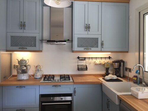 Spacious 4-bedroom home-sleeps 9 with AC in all rooms-3 minutes from the sea!