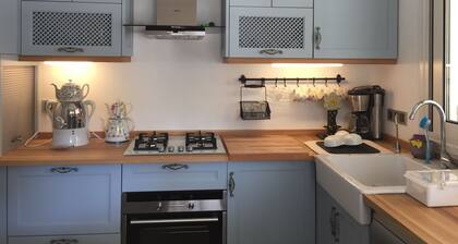 Spacious 4-bedroom home-sleeps 9 with AC in all rooms-3 minutes from the sea!
