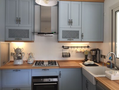Spacious 4-bedroom home-sleeps 9 with AC in all rooms-3 minutes from the sea!
