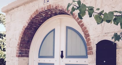 Spacious 4-bedroom home-sleeps 9 with AC in all rooms-3 minutes from the sea!