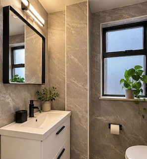 Bathroom - The Solitaire Hotel (Vancouver)