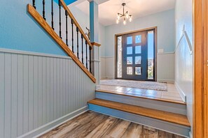 Eine Treppe mit einem Holzgeländer und einer blauen Wand.