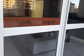 Letrero que dice "Salão de Jogos" en un hotel.
