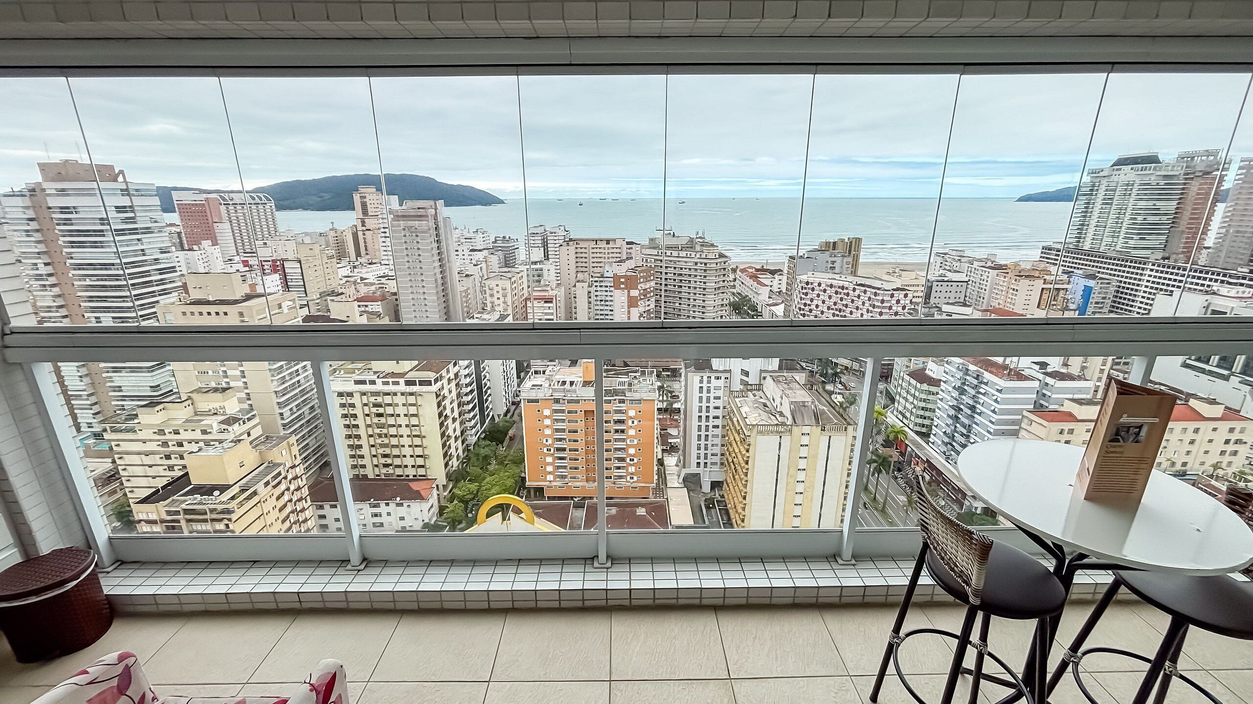 Un balcón con vistas a la ciudad y al mar.