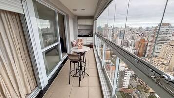 Departamento Deluxe, vista al mar | Restaurante al aire libre
