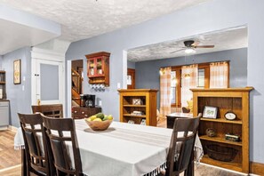 A dining area with a table, chairs, and a ceiling fan. - 2 Homes • Sleeps 12 • 6BR • 1 Mile to Falls (Niagara Falls)