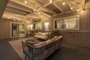 A cozy room with a bed, a bench, and a potted plant. - Desert Paradise: Pool, Hot Tub, Sauna & Minigolf (Chandler)