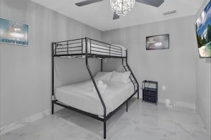 3 habitaciones, tabla de planchar con plancha, wifi y ropa de cama